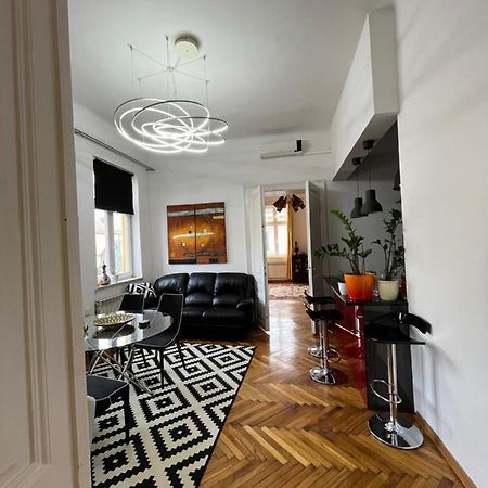 סראייבו Historijski Luksuz U Starom Gradu, Garage Parking מראה חיצוני תמונה